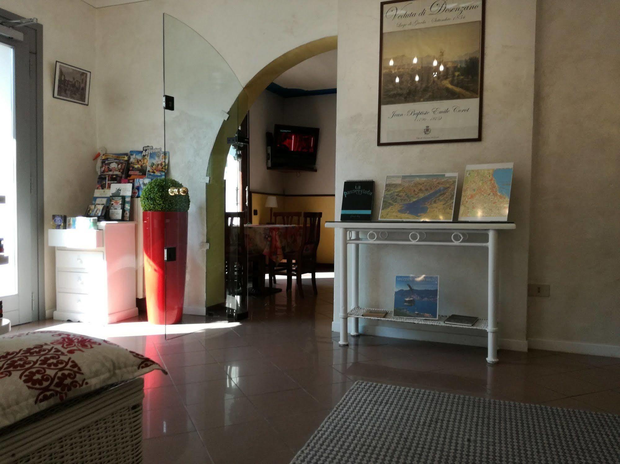 Hotel La Passeggiata デセンツァーノ・デル・ガルダ エクステリア 写真